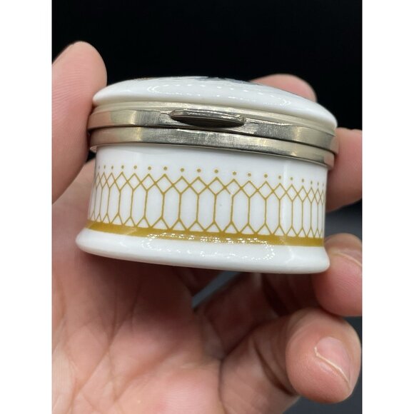 Eximious Trinket Box England Christmas Carolers Porcelain Round - Picture 2 of 7